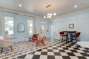 史普林维尔Suite 3 Historic Art City Inn的客厅配有桌椅