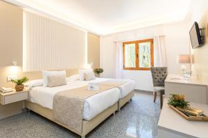 马拉加Hotel Plaza Del Castillo的配有一张床和一把椅子的酒店客房