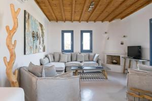 帕诺尔莫斯米科诺斯Elegant Mykonos Villa Air Private Pool 4 Bedrooms Sea View Panormos的带沙发和电视的客厅