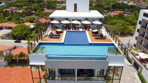 雅克南FLATS ENSEADA Do SOL的享有带游泳池的房屋的空中景致