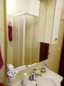 菲乌吉Fiuggi Appartamento Turistico的一间带水槽和大镜子的浴室