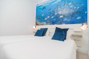 拉雷斯廷加Marinero的一间卧室配有一张壁画床