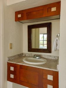 Monte GordoHOTEL TORRE MARINA的一间带水槽和镜子的浴室