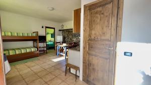 阿拉西奥Ca' del Bosco的厨房设有一扇门,通往带一张床的房间
