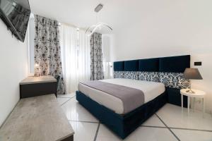 那不勒斯Apartments Hotel Real Suite Napoli Chiaia Mergellina的一间卧室配有一张特大号床。