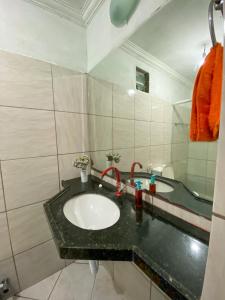 瓜拉米兰加Casa no Sítio的浴室配有盥洗盆和浴缸。