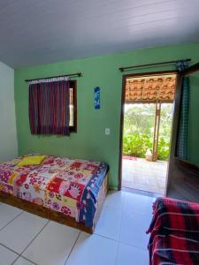 瓜拉米兰加Casa no Sítio的一间卧室设有一张床和一个窗口