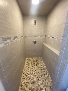 米苏拉城市中心汽车旅馆的大型浴室设有排水管和淋浴