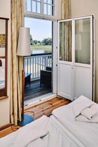 奥拉宁鲍姆Elbterrasse Wörlitz的一间卧室设有一张床和一个美景阳台
