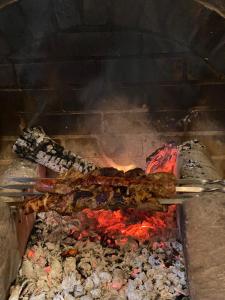 蒙特伦齐奥蒙特比贝莱酒店的砖炉里做饭的一大堆食物
