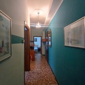 莱圭利亚Appartamento Bergamo的走廊上设有蓝色的墙壁,走廊上设有走廊
