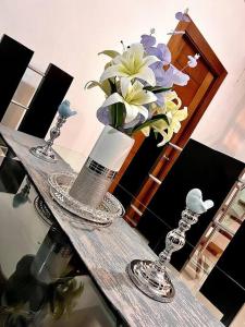圣地亚哥洛斯卡巴Outstanding Pent House w/Jacuzzi的一张桌子上放着花瓶