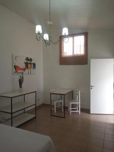 GualeguaychúAmarello的客厅配有桌子和白色冰箱。
