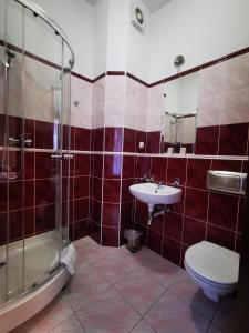 华沙Sieć Hoteli Fort Warszawa的浴室配有卫生间、盥洗盆和淋浴。