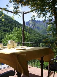 加维科利亚诺Casa Cresmino的山景阳台上的桌子