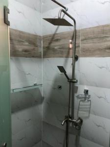 拉各斯Montrose Gardens的浴室内配有淋浴和头顶淋浴