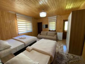 乌宗Yüce Suite的一间卧室配有两张床和一张沙发。