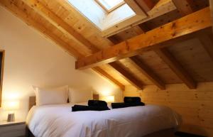 SalvanCosy&star的卧室配有一张白色大床和天窗