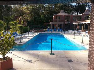 埃斯特角城埃斯特角林孔度假酒店的游泳池周围设有绳索
