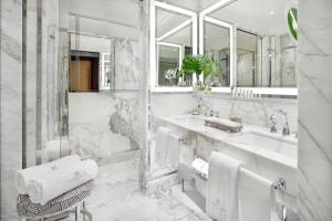 米兰Portrait Milano - Lungarno Collection的白色的浴室设有水槽和镜子