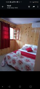 Ametista do SulHotel cabanas bom Jesus的卧室配有木墙内的两张床