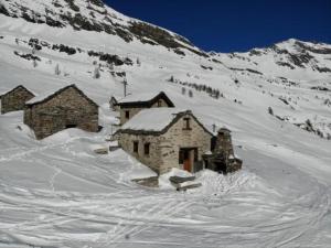 博斯克古林Rustico "Casi Hütte"的山前雪中建筑物