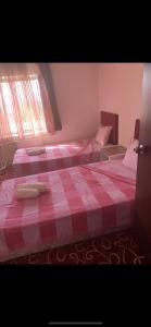 AltındağAmkara apart hostel 5的卧室内的两张床,配有红色和白色的毯子