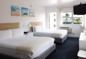 迈阿密海滩洛林酒店的酒店客房带两张床和两个窗户