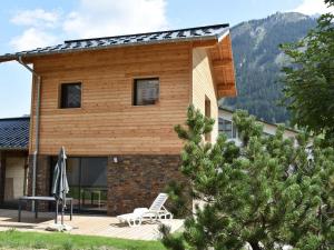 普拉洛尼昂拉瓦努瓦斯Chalet Pralognan-la-Vanoise, 4 pièces, 8 personnes - FR-1-464-188的房屋设有1个带椅子和桌子的甲板