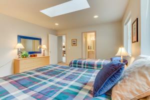 Port StanleyShoal Bay Luxury Home的一间卧室设有两张床和窗户。