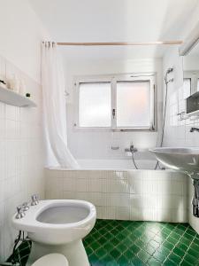韦尔比耶Instant sports & ski Paradise的浴室配有卫生间、浴缸和水槽。