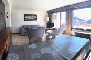 韦尔比耶Instant sports & ski Paradise的客厅配有沙发和桌子。