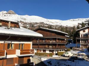 韦尔比耶Instant sports & ski Paradise的一座有雪覆盖的山的建筑