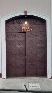 圣安娜凯萨维吉阿旅馆的上面标有标志的棕色大车库门