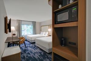 诺福克Fairfield by Marriott Inn & Suites Norfolk的酒店客房设有两张床和电视。