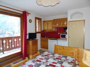 普拉洛尼昂拉瓦努瓦斯Appartement Pralognan-la-Vanoise, 3 pièces, 6 personnes - FR-1-464-78的厨房配有桌子和窗户