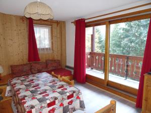 普拉洛尼昂拉瓦努瓦斯Appartement Pralognan-la-Vanoise, 3 pièces, 6 personnes - FR-1-464-78的一间卧室设有一张床和一个大窗户