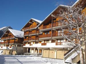 普拉洛尼昂拉瓦努瓦斯Appartement Pralognan-la-Vanoise, 3 pièces, 6 personnes - FR-1-464-78的地面上积雪的大公寓楼