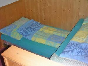 格林德尔瓦尔德Adler 2 Bett Wohnung的木墙客房的两张床