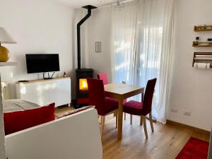 安泰伊-萨伊恩特-安德尔埃Appartamento Antey Saint André posizione centrale的客厅配有桌椅和电视。