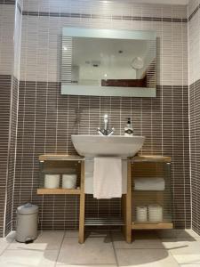 威廉堡Highland Stays - Rushfield House Rooms的一间带水槽和镜子的浴室