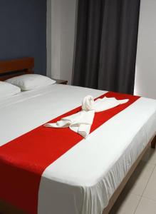 韦拉克鲁斯Hotel MCH的床上有红白毯子
