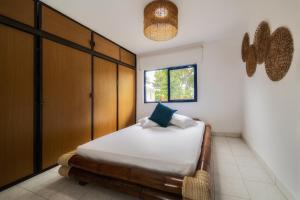 蒙特内哥罗Finca el Bosque的一间卧室设有一张床和一个窗口