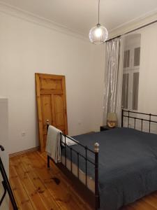 波兹南Prad 543的一间卧室配有一张床,铺有木地板