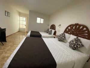 普埃布拉Hotel Royal Puebla的两张床位 - 带两张西德西德床