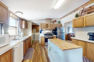 南福克Yatahey的厨房配有木制橱柜和台面