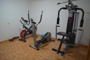 拉奥利瓦LA CALDERETA CASA RURAL的一间健身房,地面上设有3辆健身自行车