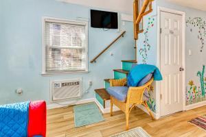 ArdenTiny Blue Ridge Gem的客厅设有1个带蓝色墙壁的楼梯间