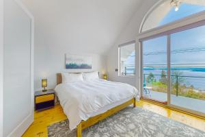 西雅图Lake Washington Adventures的一间卧室设有一张床和一个大窗户