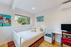 西雅图Lake Washington Adventures的白色的卧室设有床和窗户